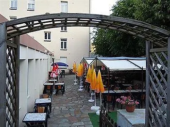 Du Cantal 3* מורה